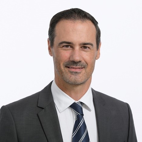 A person in a suit and tie

Description automatically generated