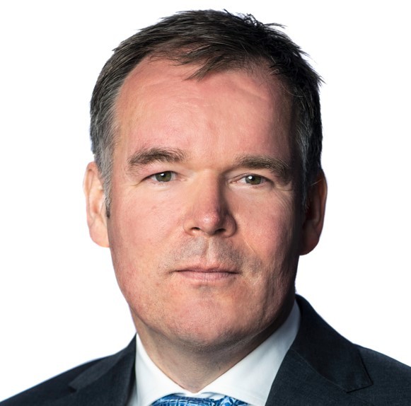 A person in a suit and tie

Description automatically generated